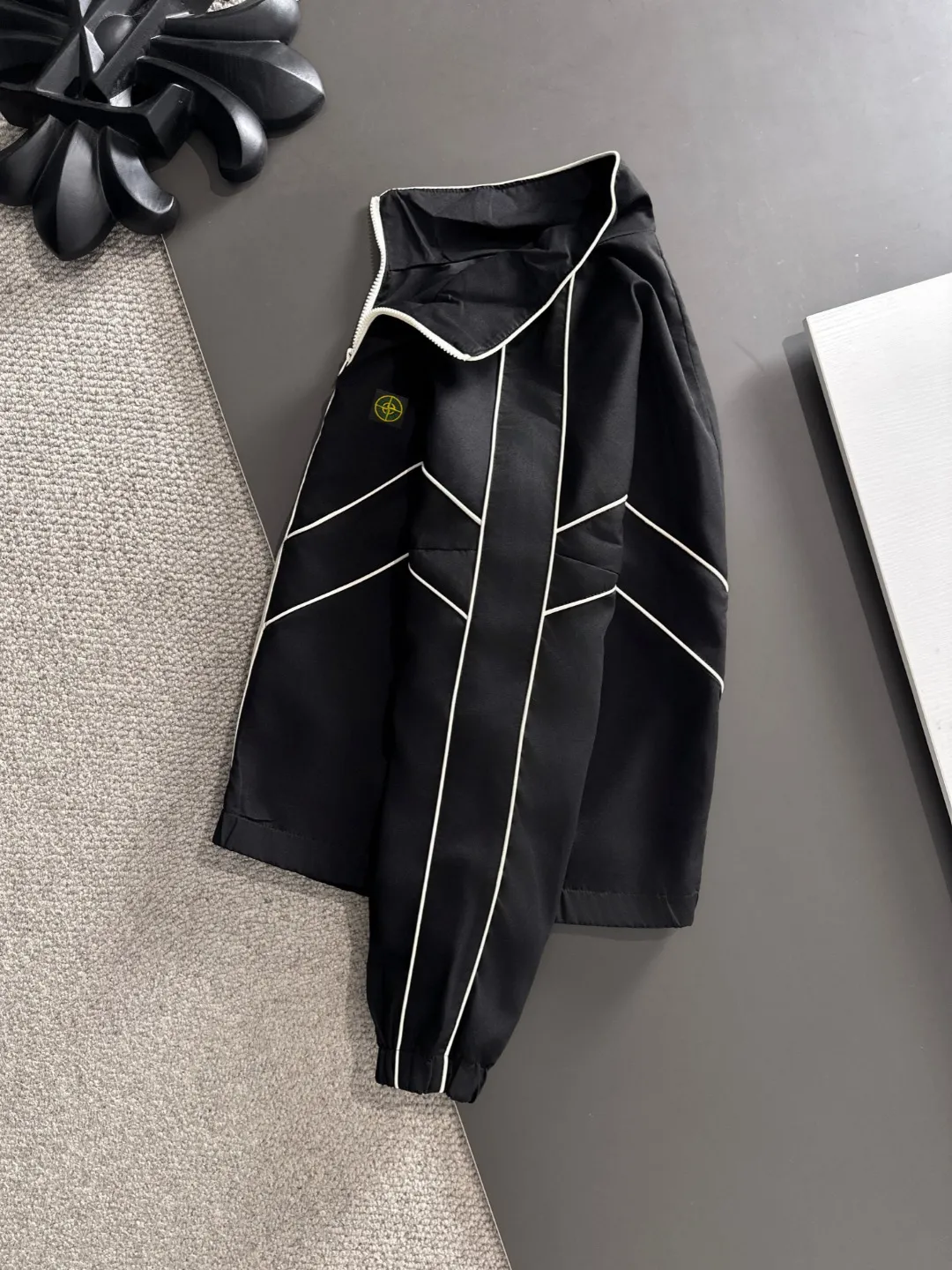 Next day shipping P720 Stone lsland/stone island high quality 2025 autumn and winter new casual heavy industry suit exclusively developed by yb! High quality production! The top version of the trading company channel order, external orders for imported custom fabrics, high breathability and comfort, impeccable details, absolutely worth buying! This type of suit is also a must-have for lazy people. You don’t have to think about how to match it, you can just get it in one set! Brand element design concept, delicate and soft feel! It presents a casual cut and the upper body shape is great! On sale simultaneously on the official website! From a high-end men's positioning brand, the low-key luxury taste is irresistible! Exquisite workmanship and impeccable quality! The overall style is simple, fashionable and timeless, fully meeting the requirements of stylish and tasteful dressing! Size: M to 5XL (or state your height and weight when placing an order)